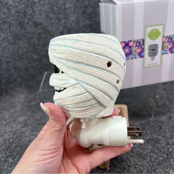 Scentsy Warmer Mummy Under Wraps Halloween Wax Warmer Wall Plug In With Box - Picture 2 of 9